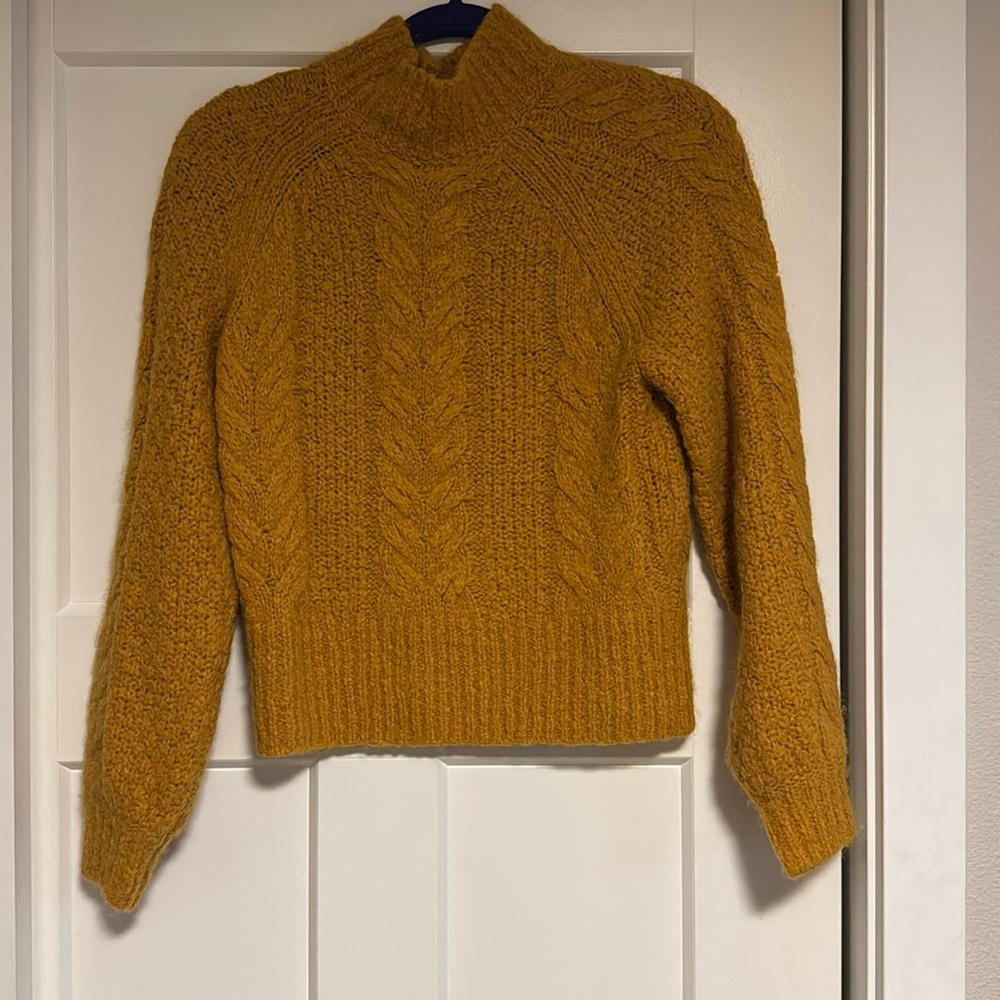 Aritzia Sunday Best Melly turtleneck sweater in Cairo Gold size Small